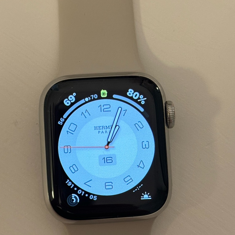 Apple Watch Hermès Series 6 and built-in GPS + Cellular connectivity